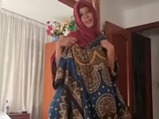 穆斯林紅頭巾婦女搖晃挑逗