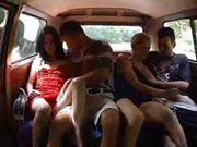 歐洲幾對男女在大巴上群交進行口爆插穴做愛