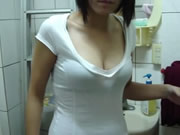 大白奶子漂亮女友蹲著給男友口交